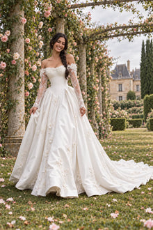 Adèle, robe de mariée en satin ivoire, en marchant dans la roseraie