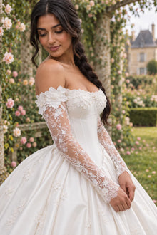 Adèle, détail du décolleté fleuri et des manches en dentelle