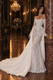 Robe Aurore vue de trois quarts : ligne sirène en dentelle et longue traîne de satin