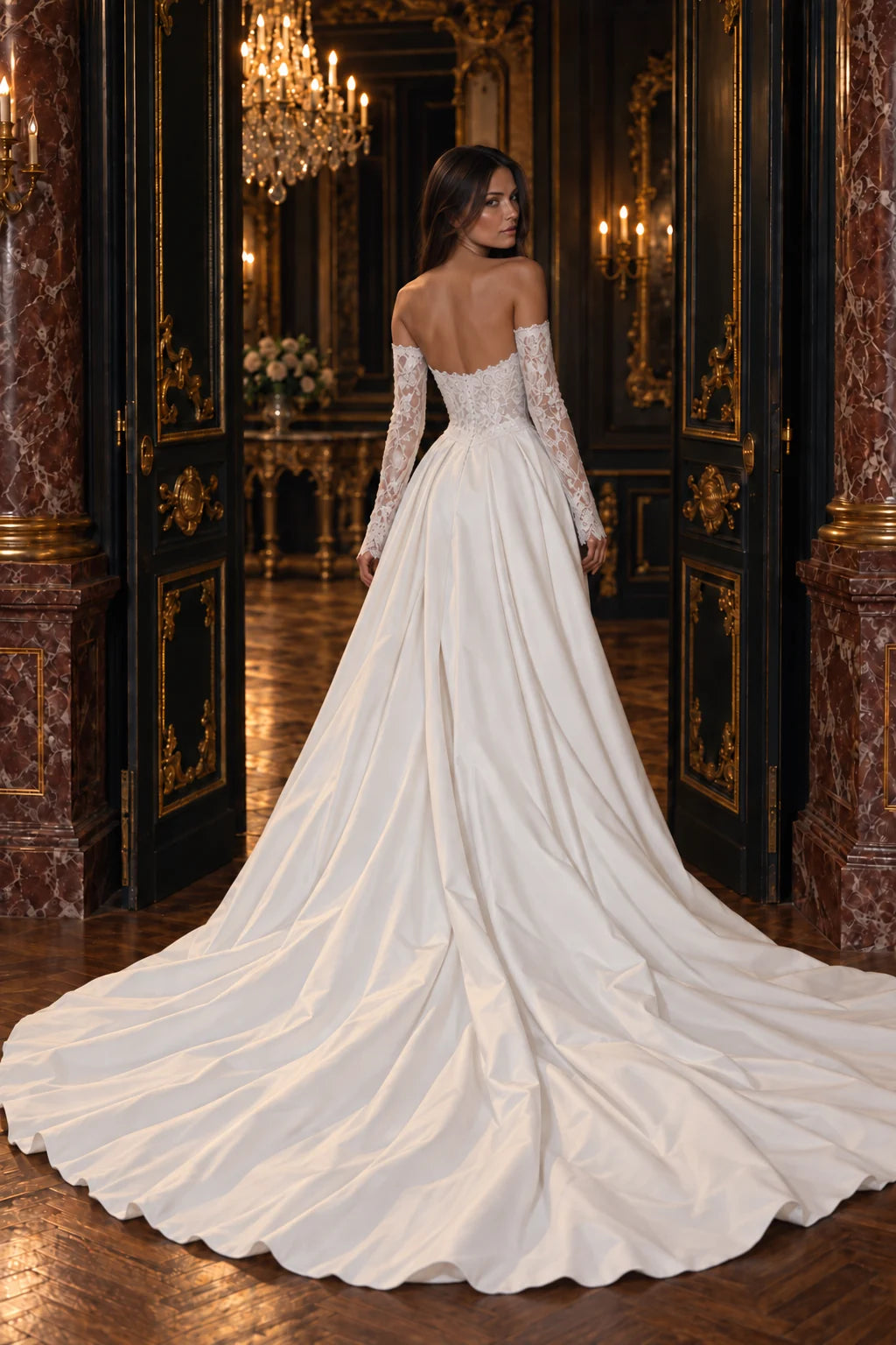 Robe Aurore vue de dos : bustier en dentelle, épaules nues et grande traîne de satin