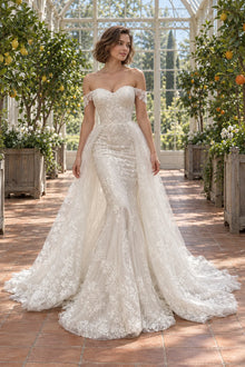 Robe Gabrielle vue de face : sirène en dentelle florale, épaules dénudées, décolleté cœur, surjupe de tulle en traîne