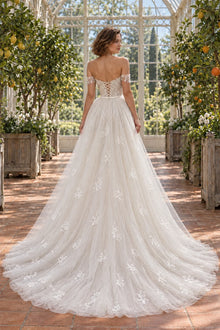 Robe Gabrielle vue de dos : dos lacé et surjupe de tulle brodée étalée en traîne
