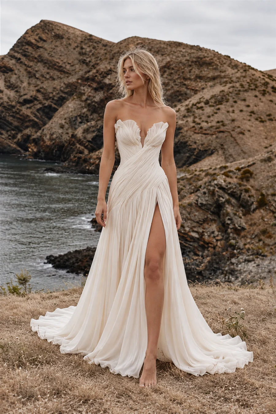 Robe Inès, bustier sans bretelles en mousseline plissée, fente sur la jambe, vue de face
