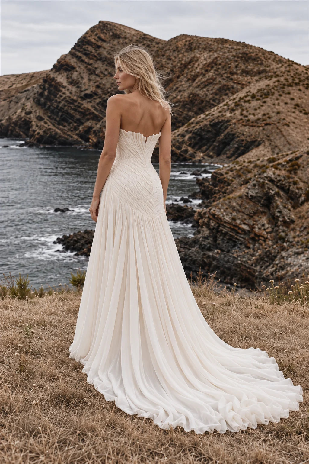 Robe Inès vue de dos : dos nu, jupe en mousseline plissée et traîne balayante