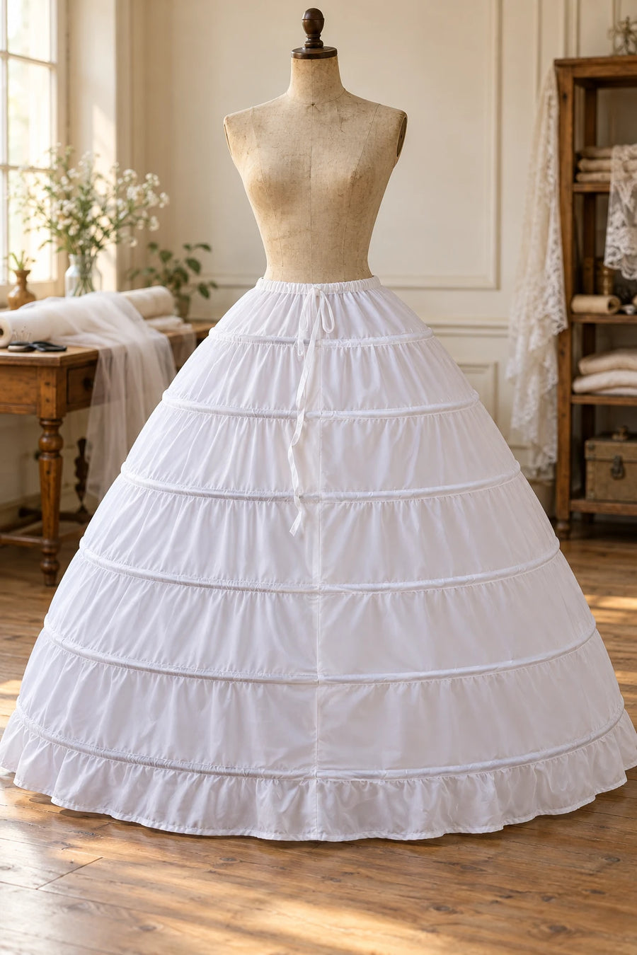 Le jupon long à cerceaux en nylon blanc sur un buste de couture
