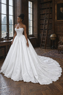 Sophia de trois quarts : corset baleiné sous tulle, taille en pointe et longue traîne bordée de dentelle